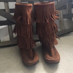 Minnetonka  moccasin 3-layer fringe boots size 10